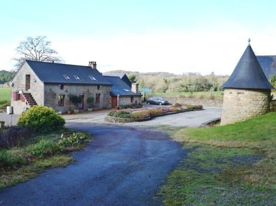 Longère 5 Pièces + Maison 5 Pièces + Dépendances + 1,8 Hectares 56160 Langoëlan